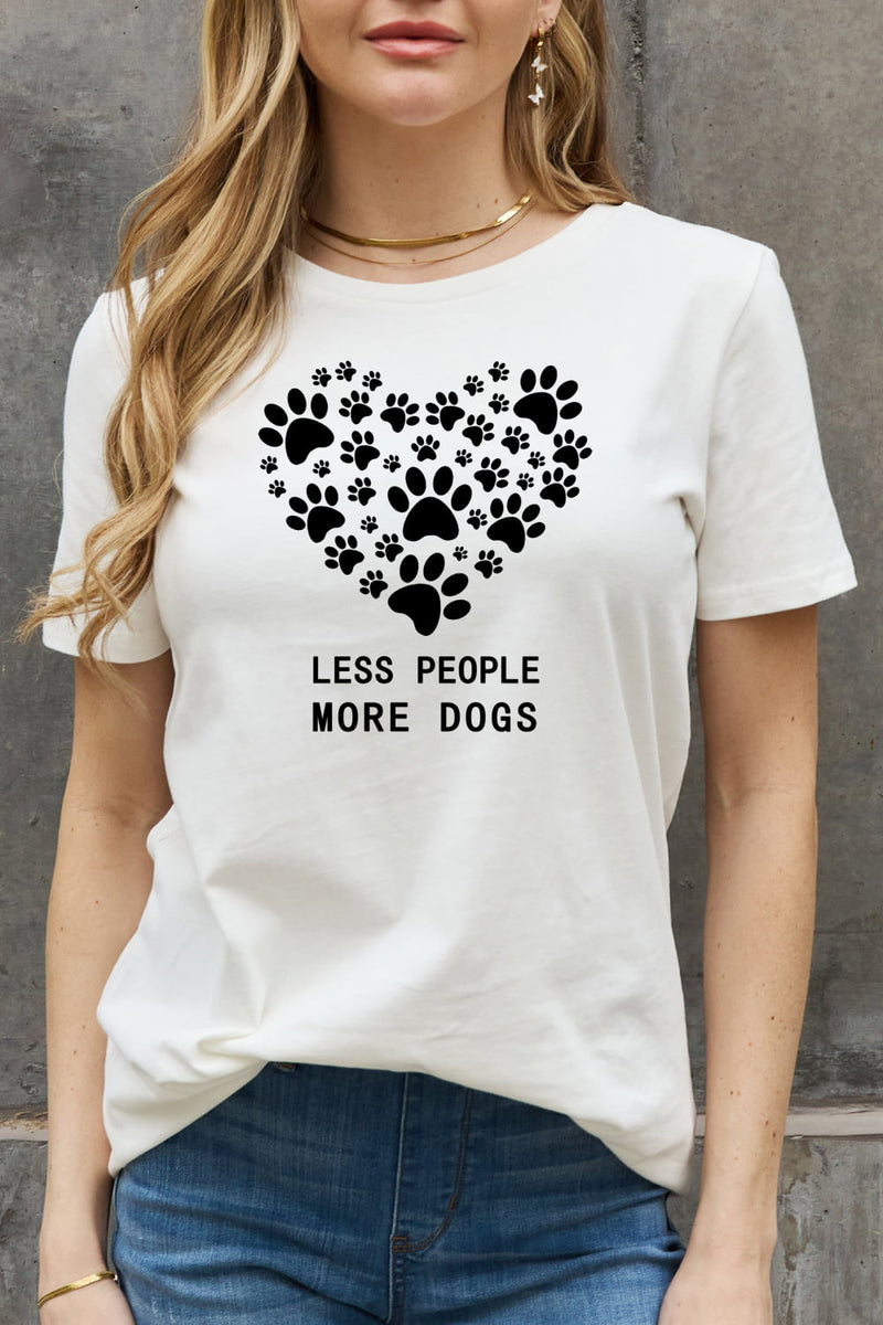 Camiseta de algodón con estampado de corazón de tamaño completo MENOS PERSONAS MÁS PERROS de Simply Love