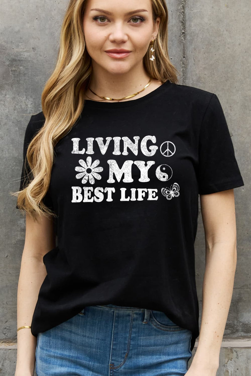 Camiseta de algodón con gráfico LIVING MY BEST LIFE de tamaño completo de Simply Love