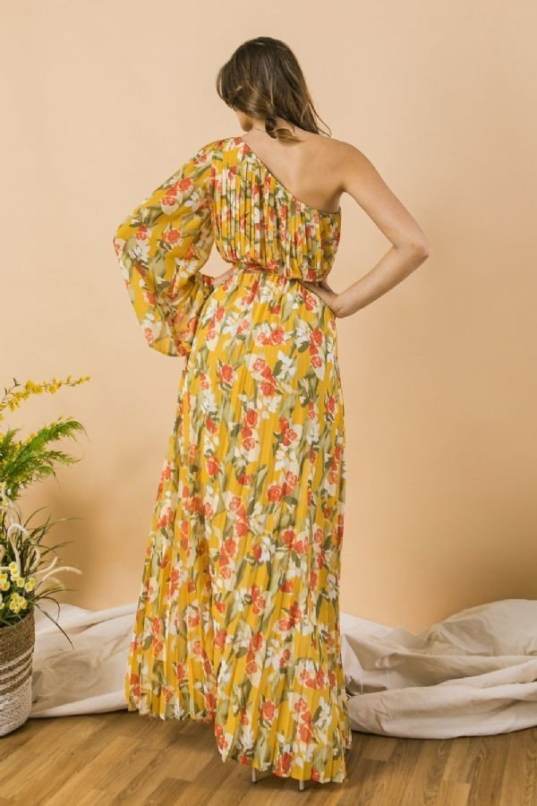Un vestido largo tejido estampado con un solo hombro