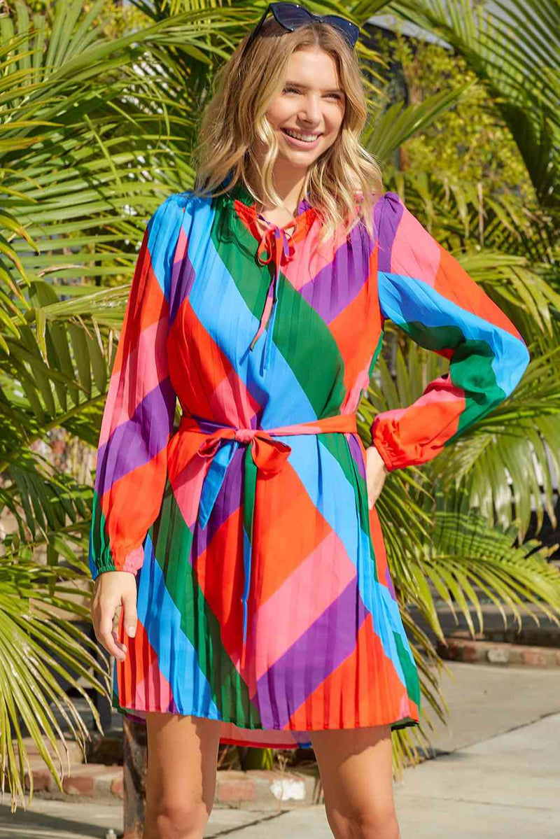 Robe multicolore à manches ballon plissée et nouée à la taille