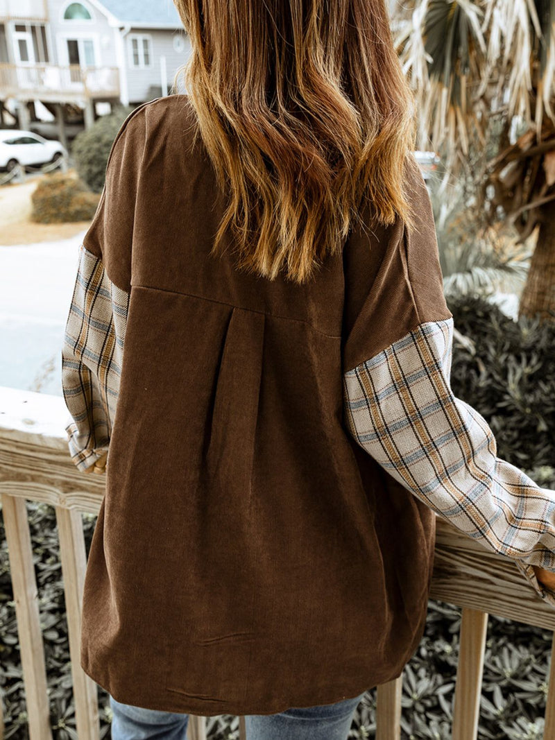 Chaqueta camisera de pana a cuadros con bolsillos