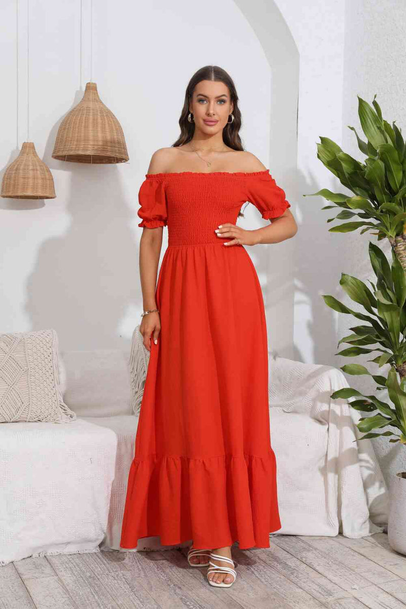 Robe longue smockée à épaules dénudées