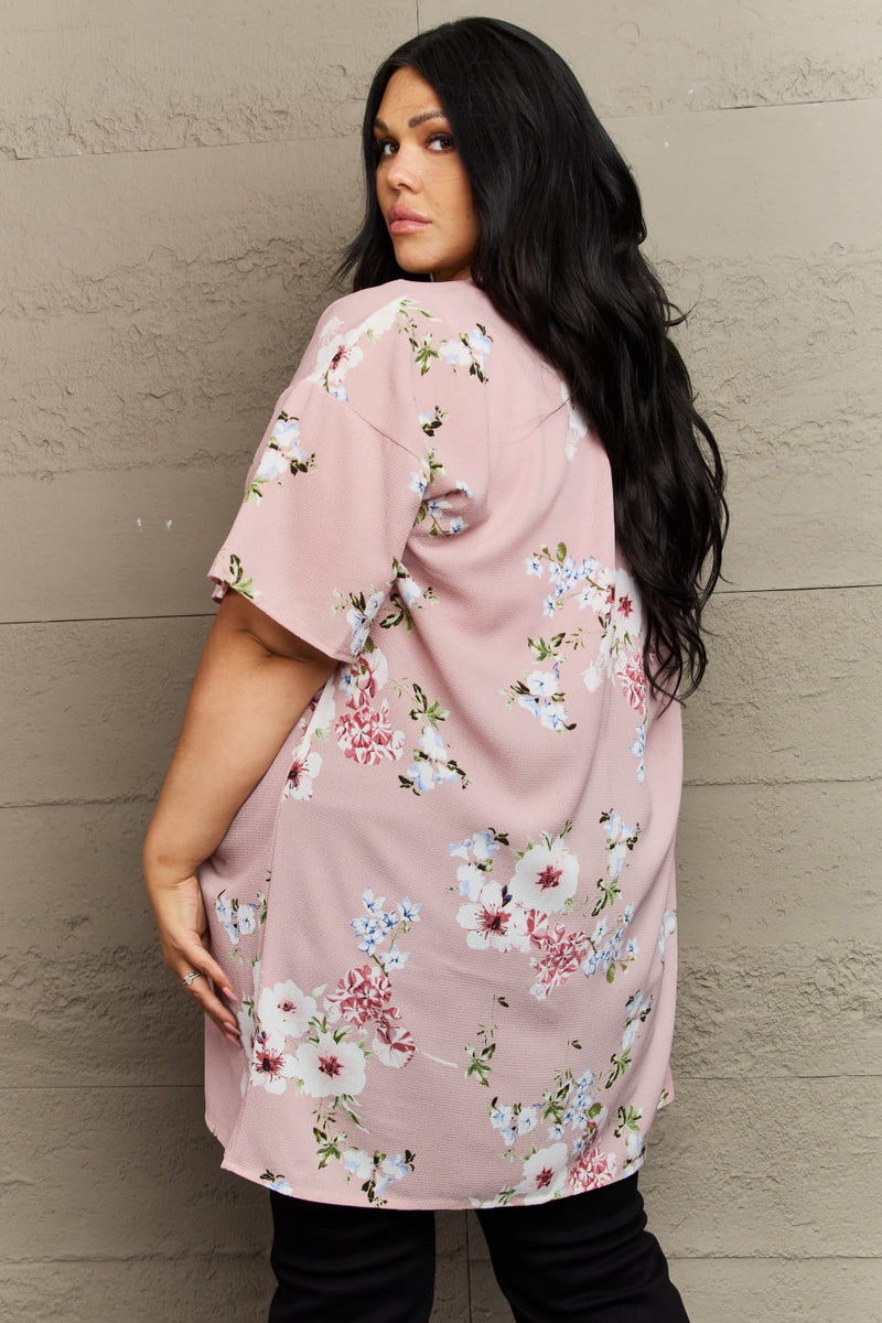 Kimono floral rosa Aurora de Justin Taylor